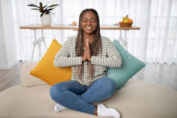 Femme africaine assise sur un canapé